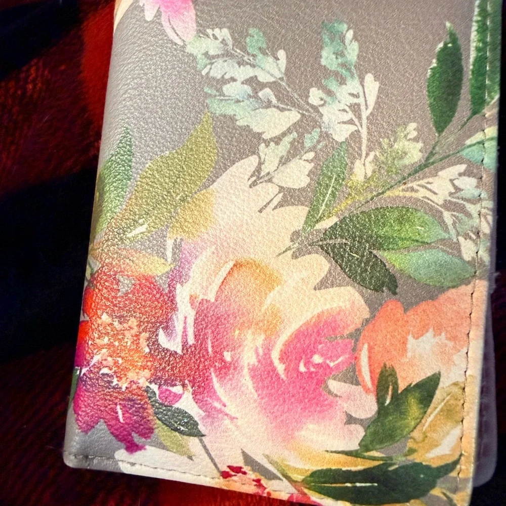 Lot of 6 gently used and new Wallets and 2 Purse Straps. - Picture 5 of 15